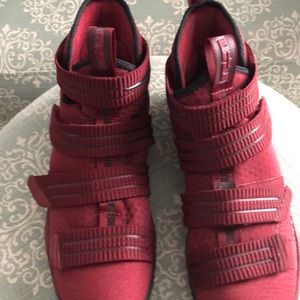 Nike LeBron soldier 11 Burgundy